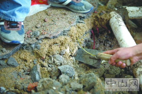 卫生间漏水维修时发现沉箱里竟是建筑垃圾